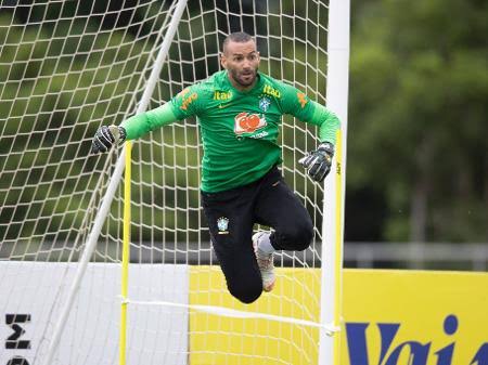 Goleiro Weverton é cortado da seleção brasileira após sofrer trauma na mão esquerda